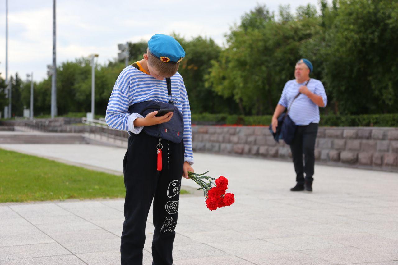 Фото «Сильные мужчины тоже плачут» Новосибирские десантники с размахом празднуют День ВДВ. Трогательные кадры с Монумента Славы 6